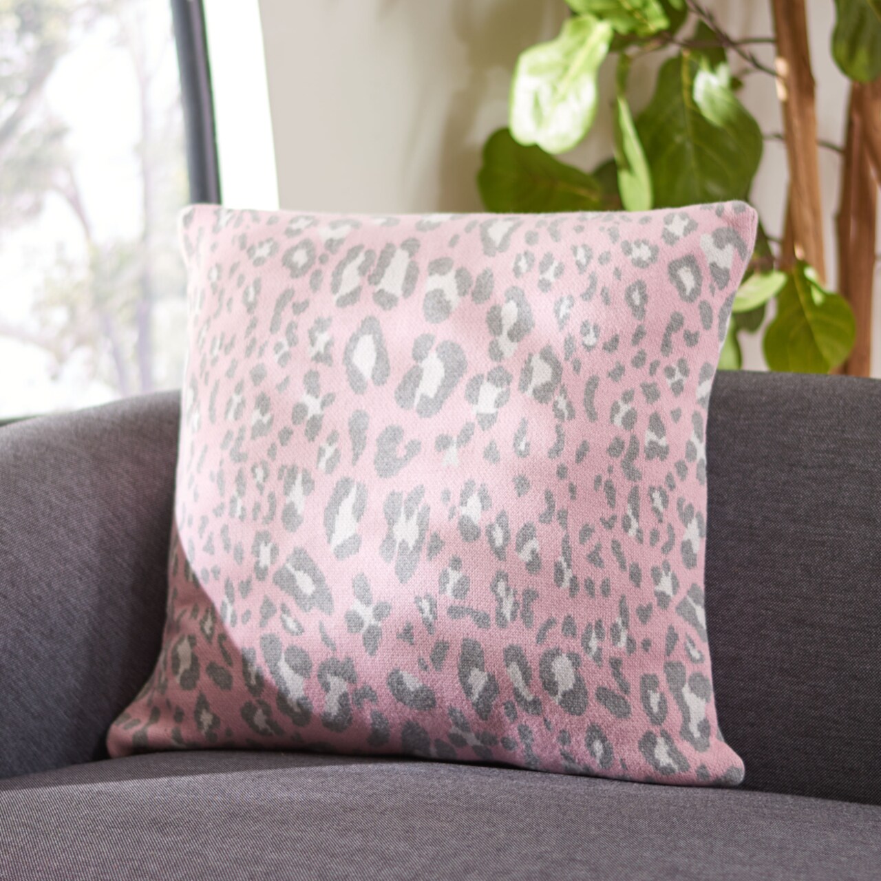 Safavieh Gwynn Leopard Pillow Pink / Black Decor Pillow Soft Comfort Cushion